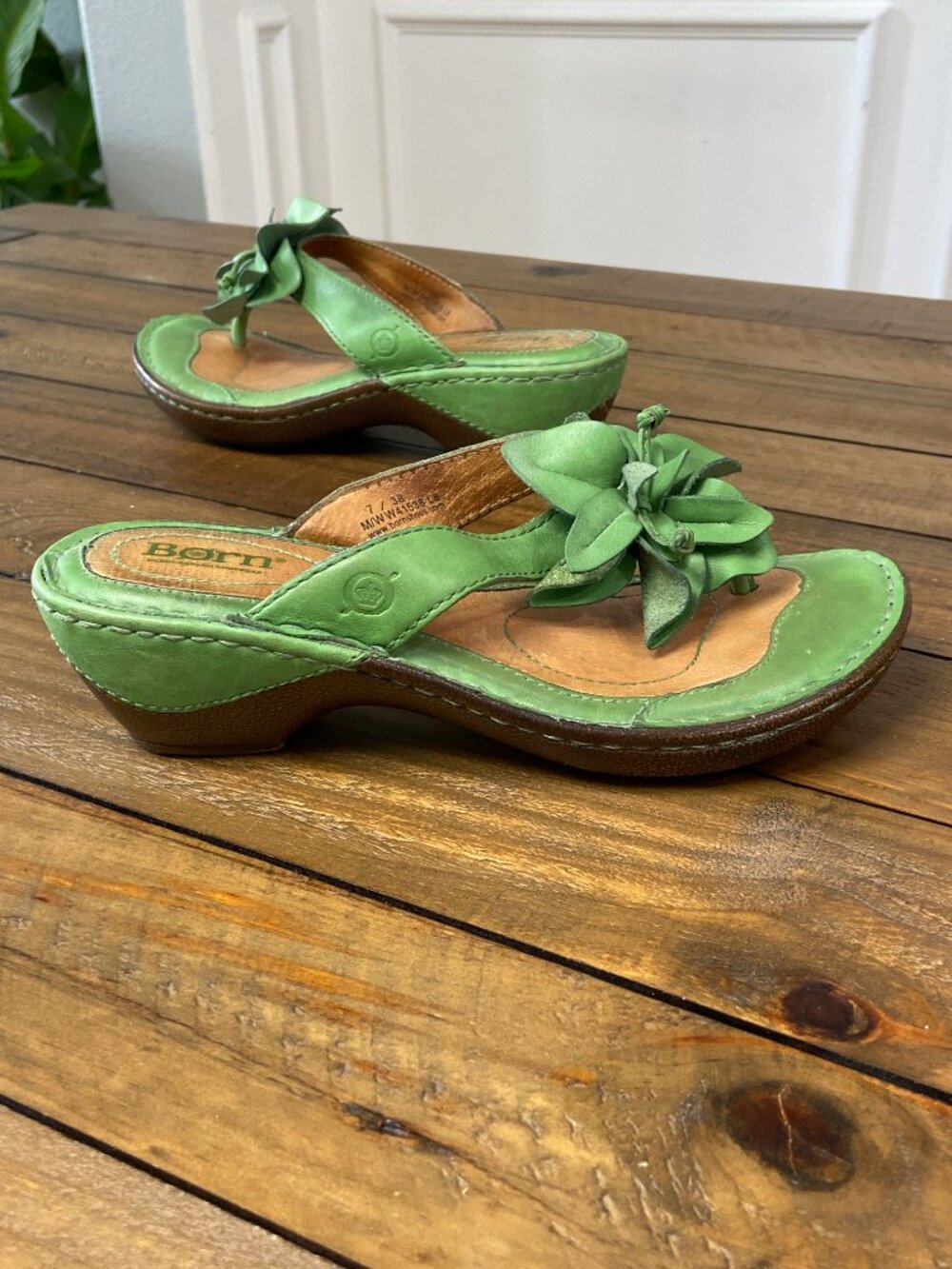 Born Green Leather Floral Wedge Sandals 🌿 sz 7 - Picture 4 of 8